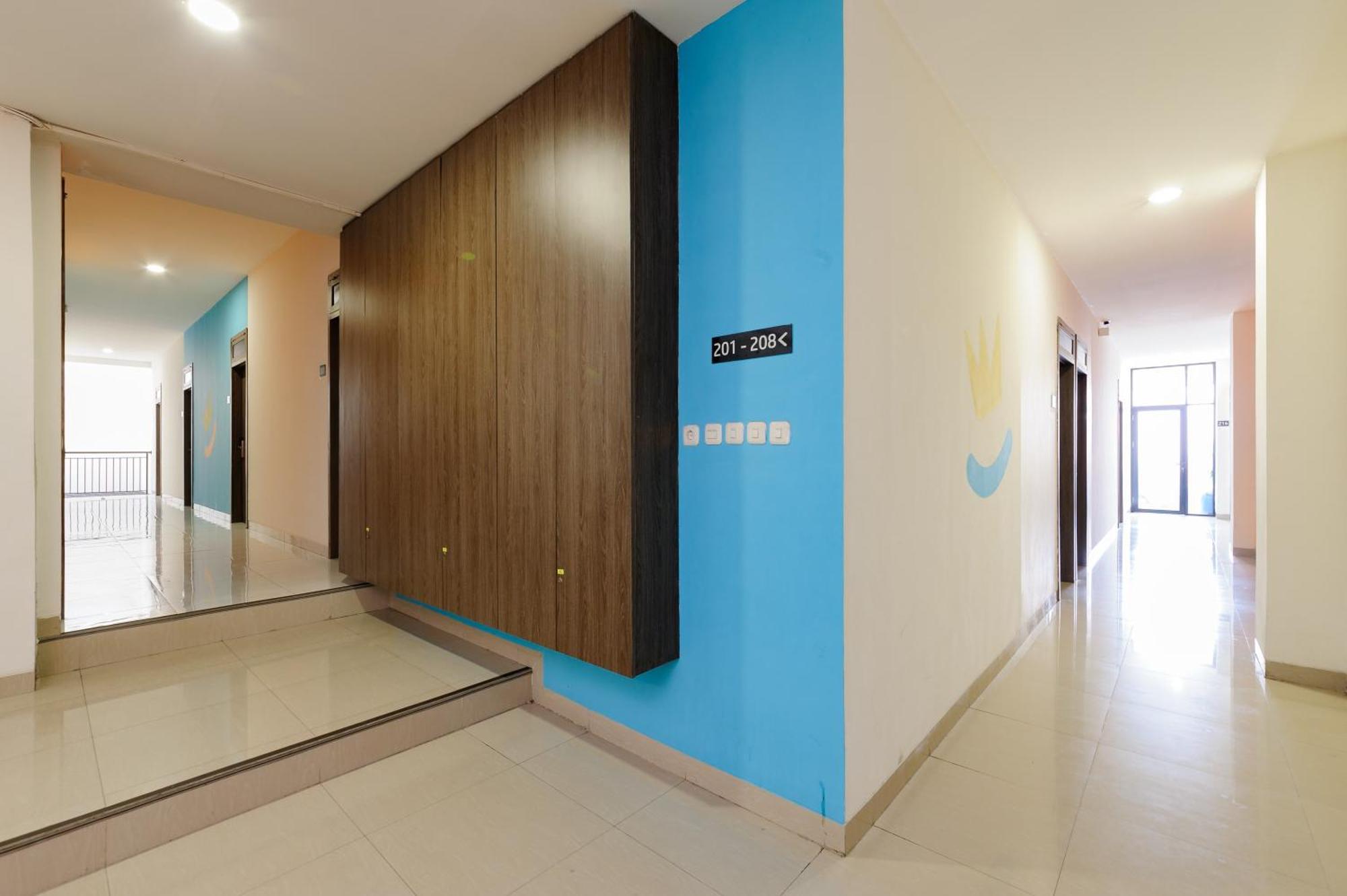 Sans Hotel Max Living Cengkareng Giacarta Esterno foto